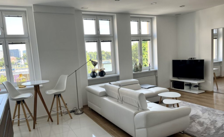 Exkluzívny slnečný 4- izbový byt s balkónom na prenájom v Starom meste