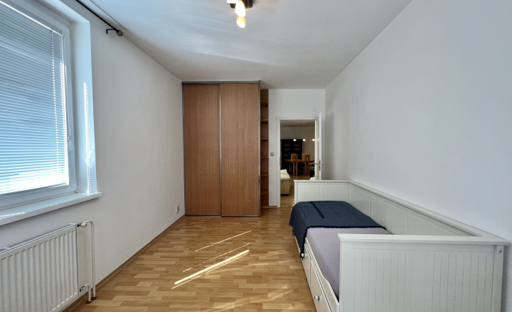 Priestranný 3- izbový byt s balkónom a parkovaním na prenájom v Starom meste - fotografia 9