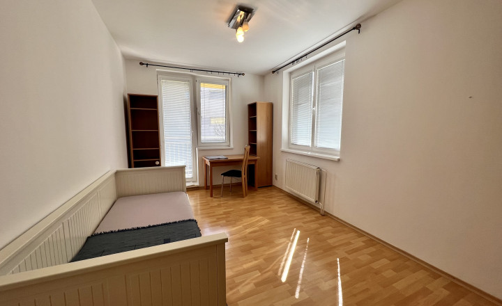Priestranný 3- izbový byt s balkónom a parkovaním na prenájom v Starom meste - fotografia 10
