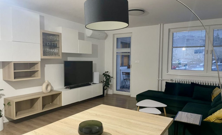 Moderný klimatizovaný 2- izbový byt s balkónom na prenájom v Starom meste