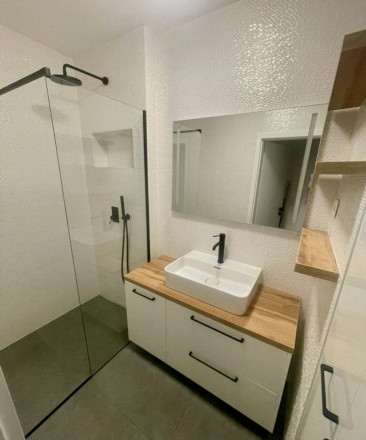 Moderný klimatizovaný 2- izbový byt s balkónom na prenájom v Starom meste - fotografia 11