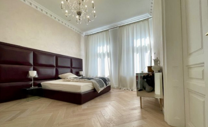 Luxusný 3- izbový byt v historickej budove s balkónom na prenájom v Starom meste - fotografia 6