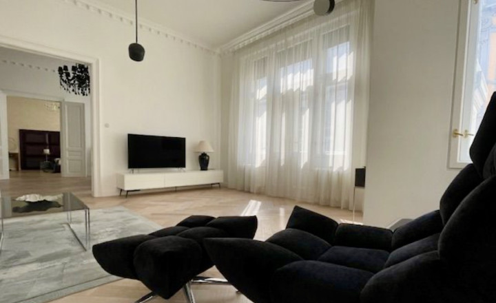 Luxusný 3- izbový byt v historickej budove s balkónom na prenájom v Starom meste