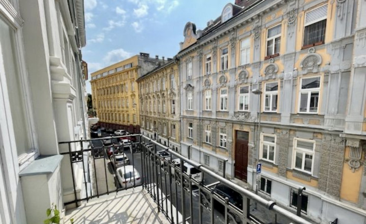 Luxusný 3- izbový byt v historickej budove s balkónom na prenájom v Starom meste - fotografia 15