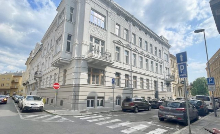 Luxusný 3- izbový byt v historickej budove s balkónom na prenájom v Starom meste - fotografia 16