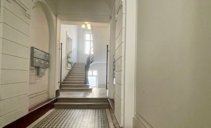 Luxusný 3- izbový byt v historickej budove s balkónom na prenájom v Starom meste - fotografia 12