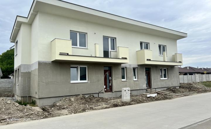 2- poschodová novostavba 4- izbového dvojdomu s parkovaním na predaj v Rovinke - fotografia 4