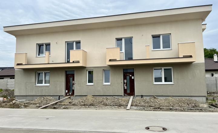 2- poschodová novostavba 4- izbového dvojdomu s parkovaním na predaj v Rovinke - fotografia 1