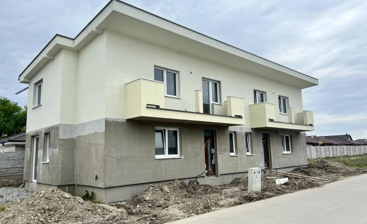 2- poschodová novostavba 4- izbového dvojdomu s parkovaním na predaj v Rovinke - fotografia 3
