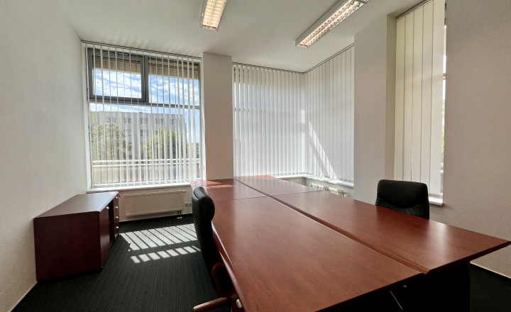 Elegant air- conditioned office space with parking for rent in Karlová Ves - fotografia 7