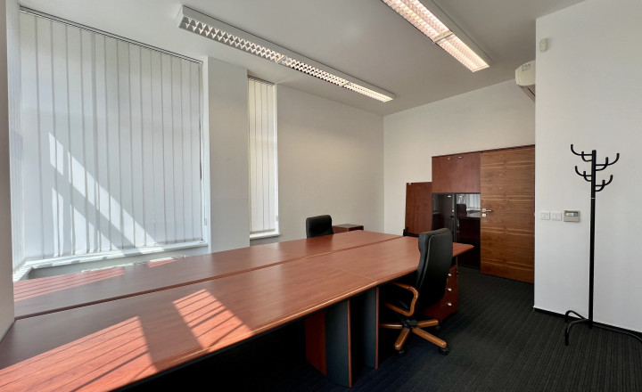 Elegant air- conditioned office space with parking for rent in Karlová Ves - fotografia 8