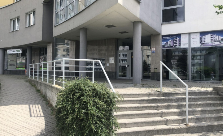 Elegant air- conditioned office space with parking for rent in Karlová Ves - fotografia 16