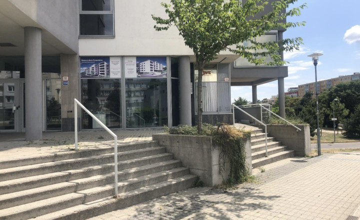 Elegant air- conditioned office space with parking for rent in Karlová Ves - fotografia 15