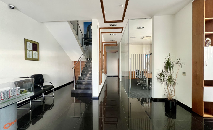 Elegant air- conditioned office space with parking for rent in Karlová Ves - fotografia 1