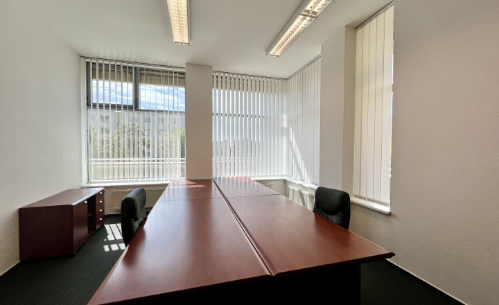Elegant air- conditioned office space with parking for rent in Karlová Ves - fotografia 5