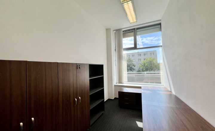 Elegant air- conditioned office space with parking for rent in Karlová Ves - fotografia 8