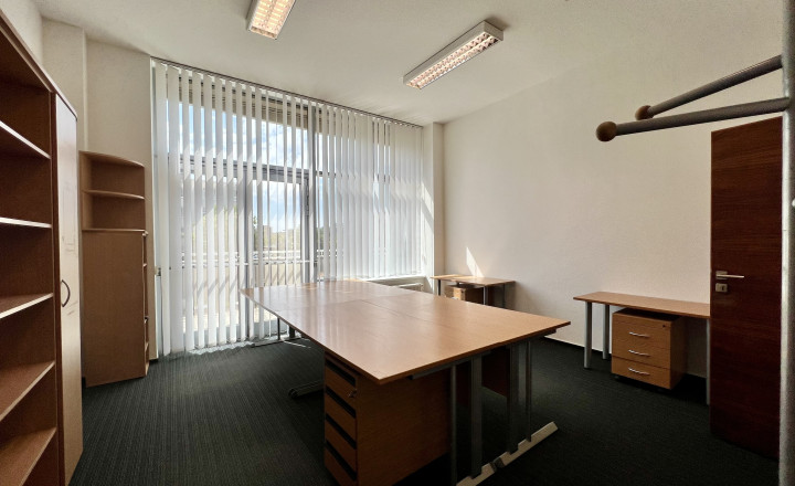 Elegant air- conditioned office space with parking for rent in Karlová Ves - fotografia 11