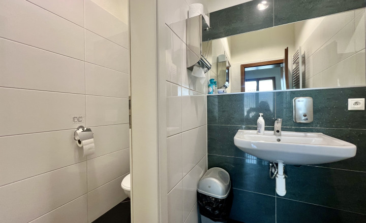 Elegant air- conditioned office space with parking for rent in Karlová Ves - fotografia 13