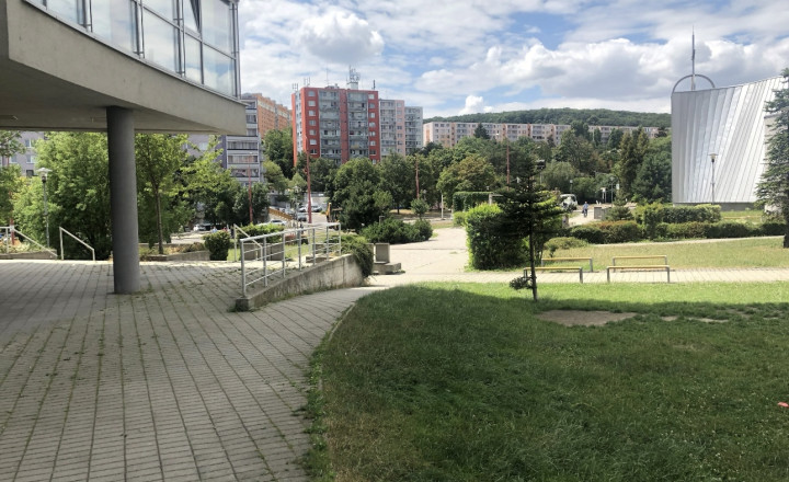 Elegant air- conditioned office space with parking for rent in Karlová Ves - fotografia 14