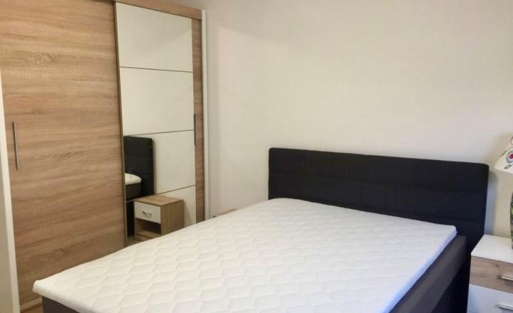 Priestranný 4- izbový byt s balkónom na prenájom v Starom meste - fotografia 4