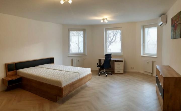 Priestranný 4- izbový byt s balkónom na prenájom v Starom meste - fotografia 2