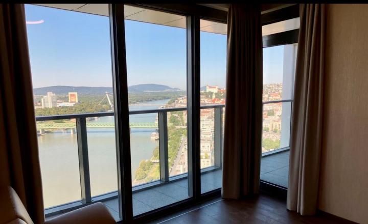 Krásny klimatizovaný 2- izbový byt v Eurovea tower s lodžiou na prenájom v Starom meste - fotografia 15