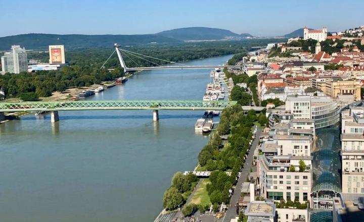 Krásny klimatizovaný 2- izbový byt v Eurovea tower s lodžiou na prenájom v Starom meste - fotografia 16