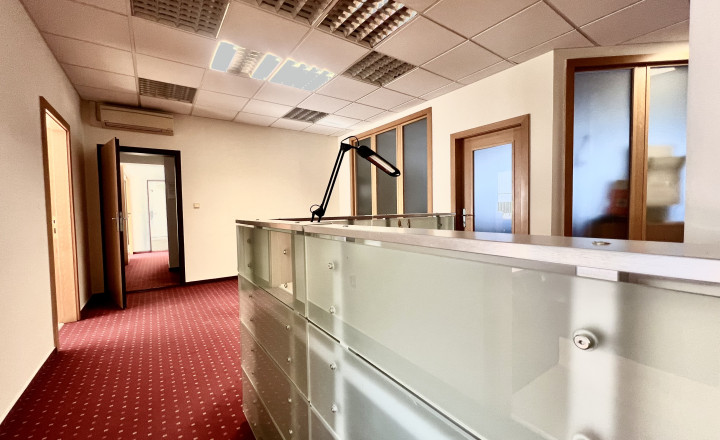 Administratívne priestory s vlastným vchodom, terasou a parkovaním na predaj v Starom meste - fotografia 7