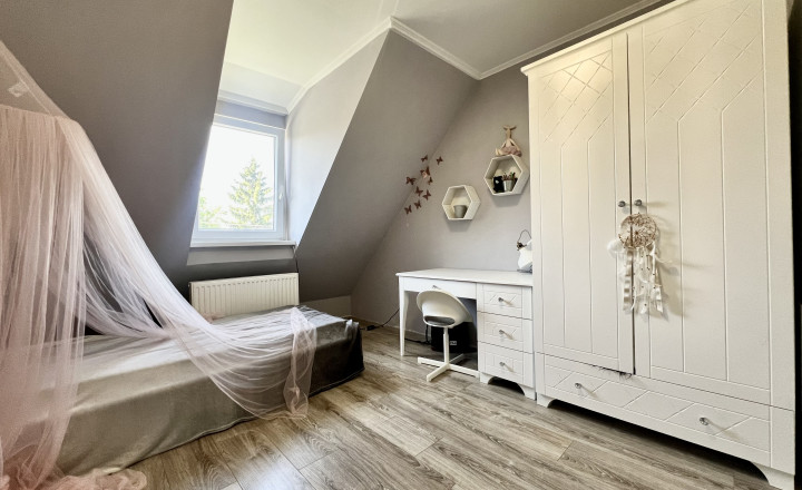 Dvojpodlažný 6- izbový rodinný dom so záhradou na predaj v Rajke - fotografia 19