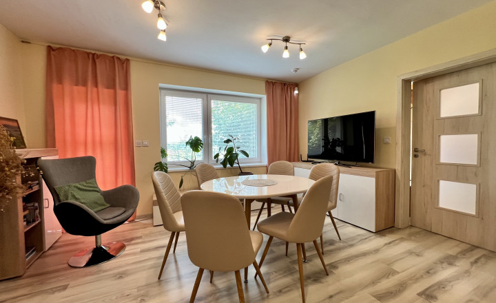 Two-storey 4- bedroom family house with terrace for rent in Karlová Ves - fotografia 3