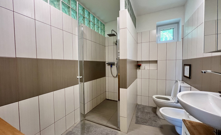 Two-storey 4- bedroom family house with terrace for rent in Karlová Ves - fotografia 17