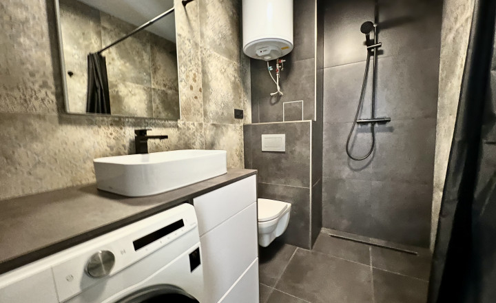 Modern 1-bedroom apartment with balcony and parking for sale in Rovinka - fotografia 9