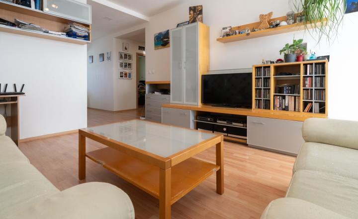 Priestranný 3- izbový byt s balkónom na predaj vo Vrakuni - fotografia 1