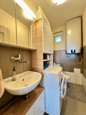 Dvojpodlažný 5- izbový rodinný dom s terasou na prenájom v Karlovej Vsi - fotografia 11