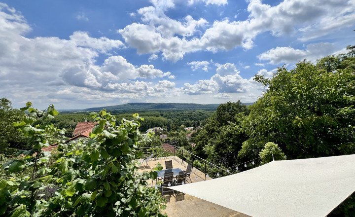 Dvojpodlažný 5- izbový rodinný dom s terasou na prenájom v Karlovej Vsi - fotografia 16