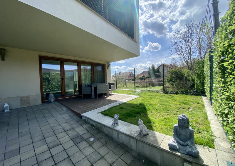 5-room family house, garden, parking, for rent Nové mesto